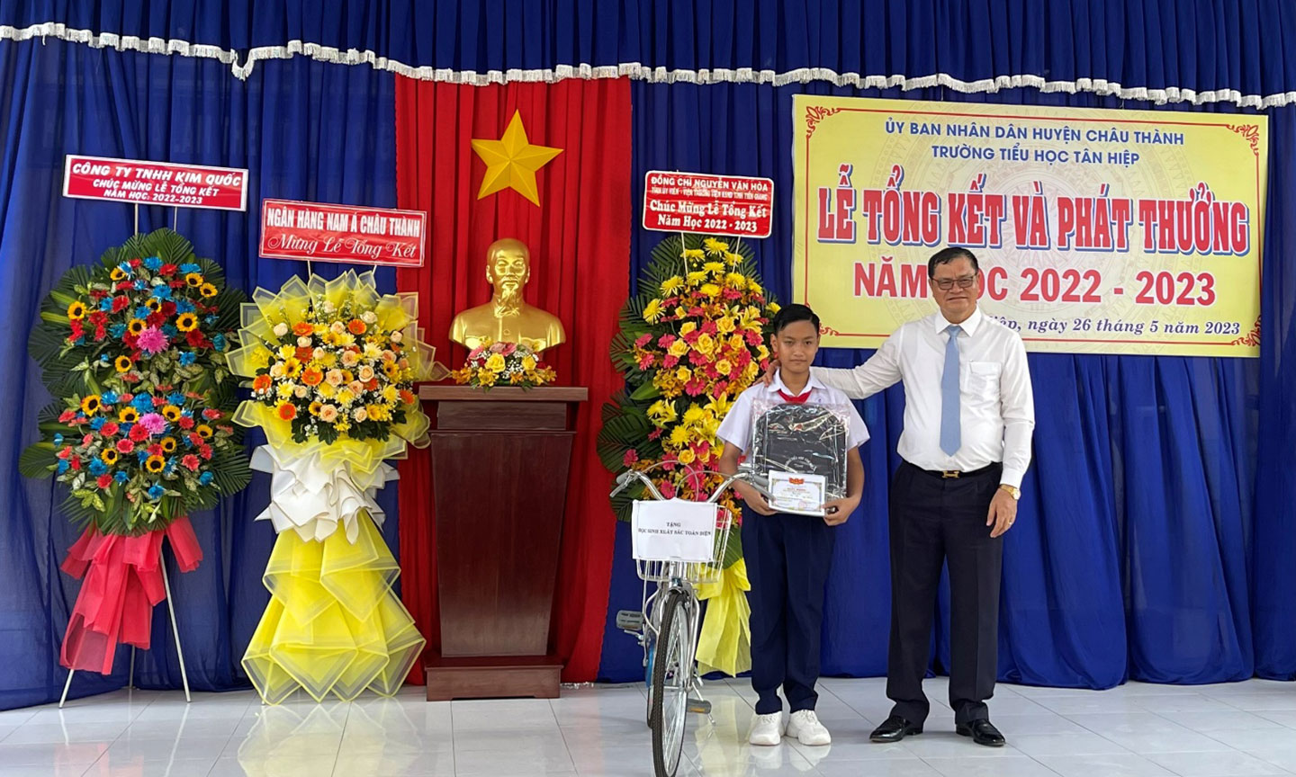 Đồng chí Nguyễn Văn Hòa – Tỉnh ủy viên, Viện trưởng Viện kiểm sát nhân dân tỉnh Tiền Giang trao quà cho em học sinh có thành tích cao trong học tập.