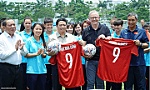 PMs join in exchange with female footballers of Vietnam, Australia