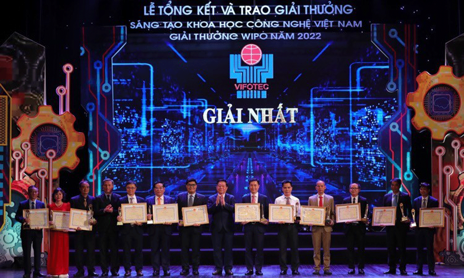 Nguyen Trong Nghia, Secretary of the Communist Party of Vietnam (CPV) Central Committee and head of the CPV Central Committee’s Commission for Information and Education presents the first prizes to groups of authors. (Photo: NINH CO).