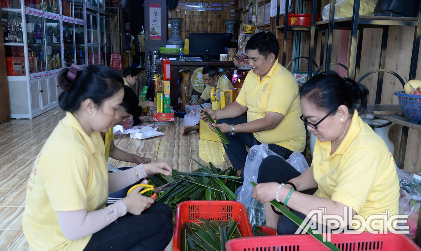 Anh Tài (thứ 2 từ phải sang) đã có cách làm sáng tạo để tăng sức cạnh tranh cho Shop hoa  Long Phụng.