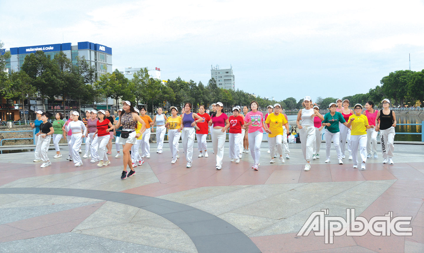 Phụ nữ tham gia tập luyện môn Line dance tại Công viên Tết Mậu Thân, TP. Mỹ Tho.