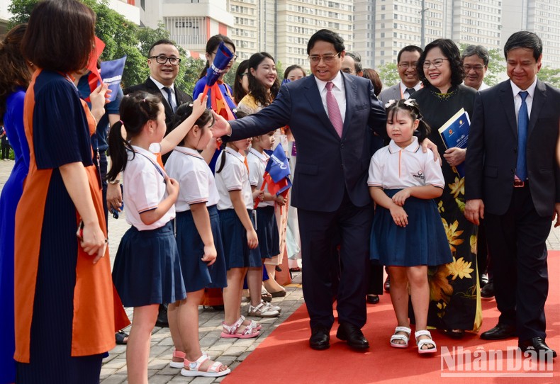 Thủ tướng Phạm Minh Chính tới Trường đại học Phenikaa dự Lễ phát động Phong trào “Cả nước thi đua xây dựng xã hội học tập, đẩy mạnh học tập suốt đời giai đoạn 2023-2030”. (Ảnh: Trần Hải).