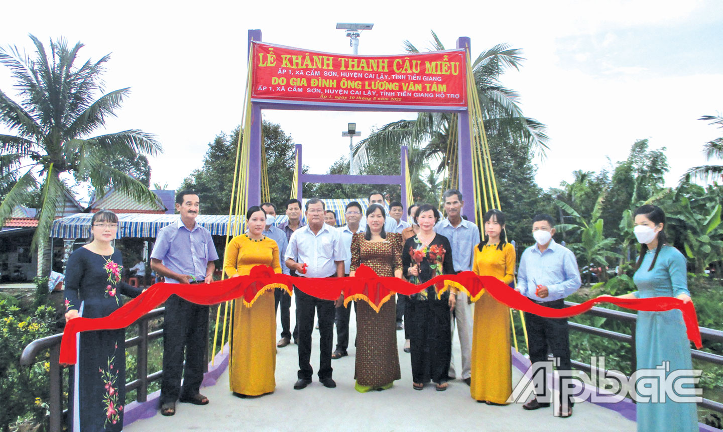 Cầu giao thông tại ấp 1 do người dân đóng góp kinh phí xây dựng.