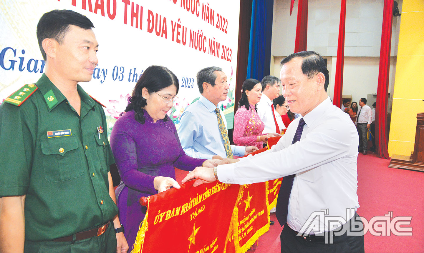 Chủ tịch UBND tỉnh Tiền Giang Nguyễn Văn Vĩnh trao Cờ thi đua cho lãnh đạo NHNN tỉnh tại Hội nghị tổng kết phong trào thi đua yêu nước năm 2022.