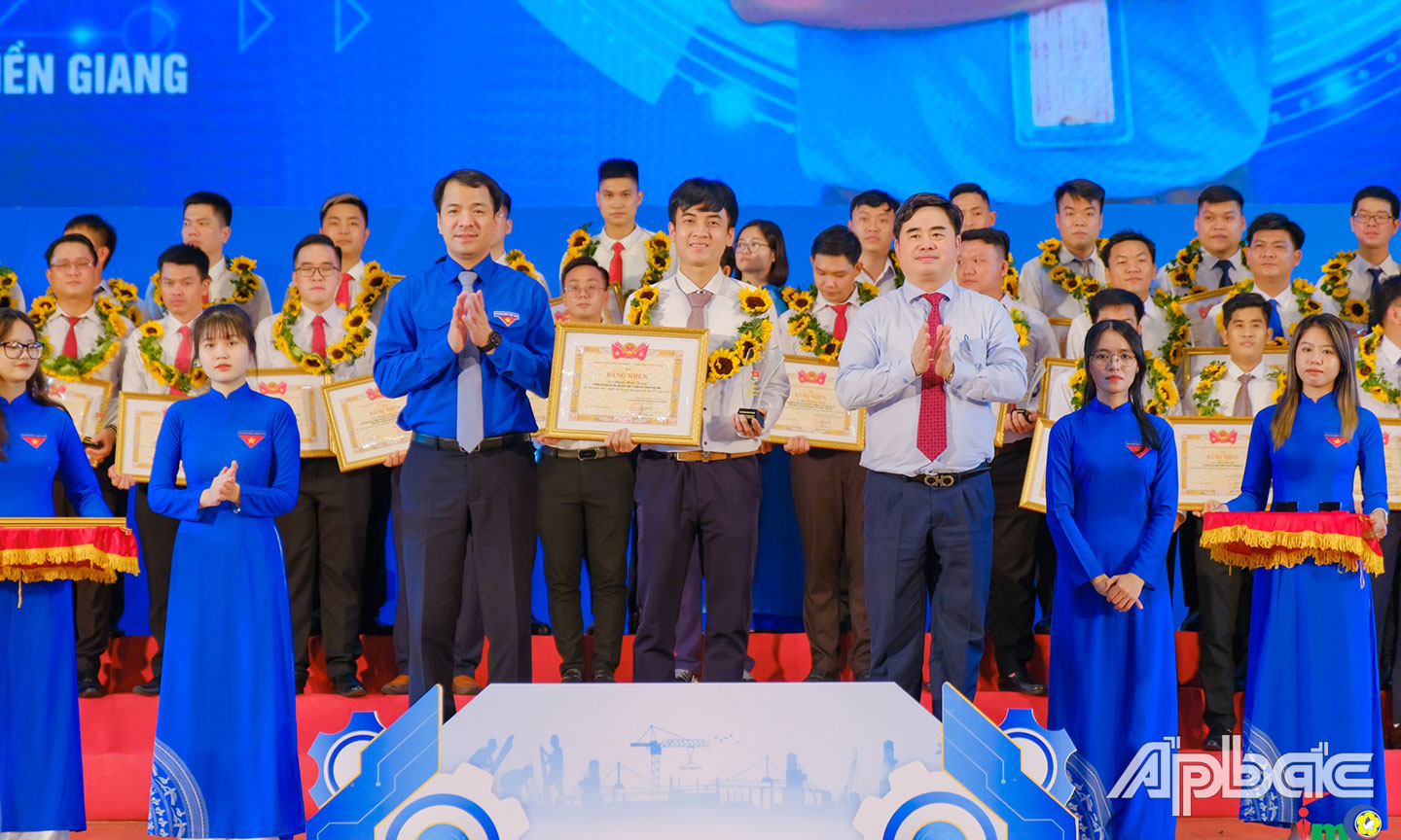 Kỹ sư Phạm Minh Trung nhận Giải thưởng “Người thợ trẻ giỏi toàn quốc” năm 2023.