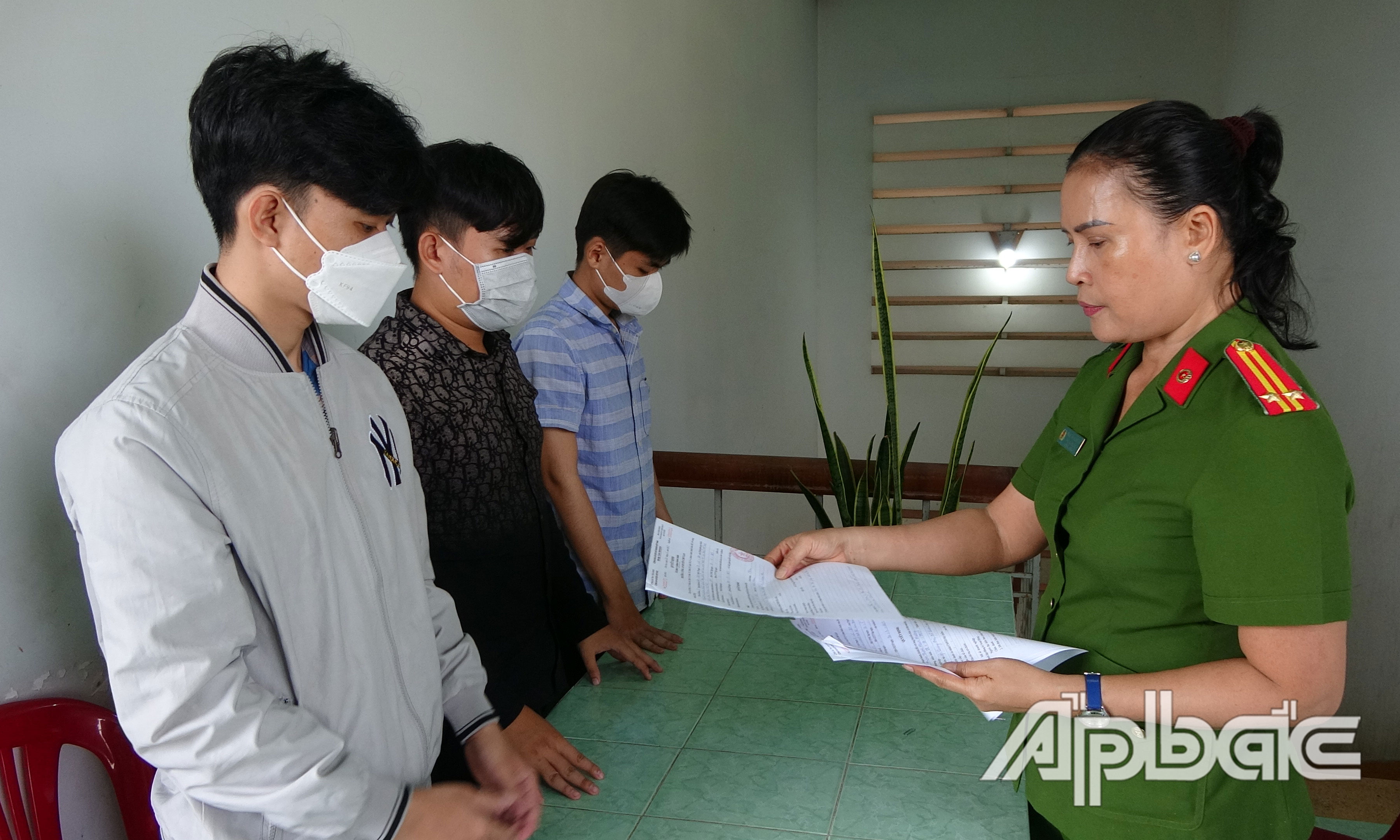 Công an huyện Chợ Gạo triển khai quyết định xử phạt hành chính 3 đối tượng.