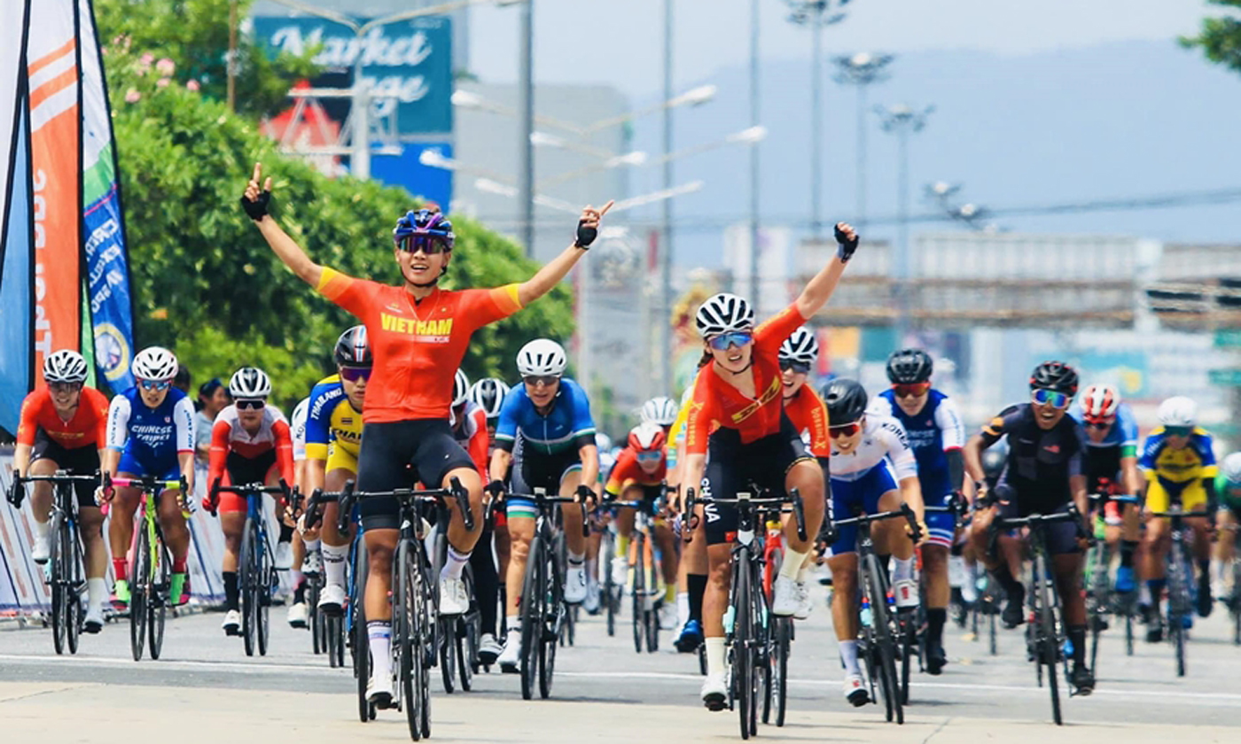 Nguyễn Thị Thật tung cú nước rút ấn tượng để cán đích đầu tiên. Ảnh: THAI CYCLING