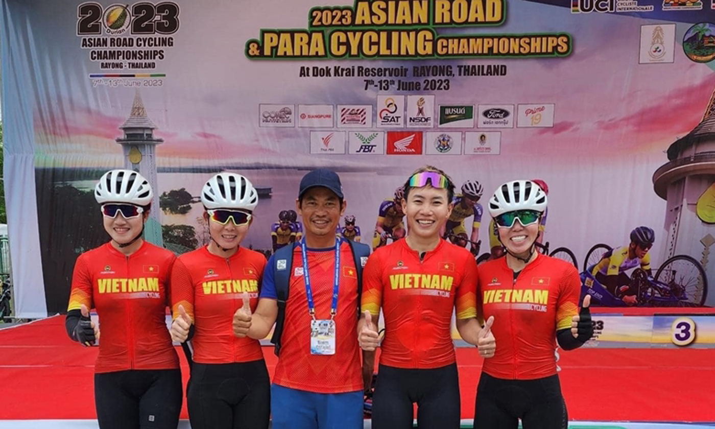 Các thành viên đội tuyển xe đạp Việt Nam tham dự nội dung xuất phát đồng hàng nữ. Ảnh: THAI CYCLING