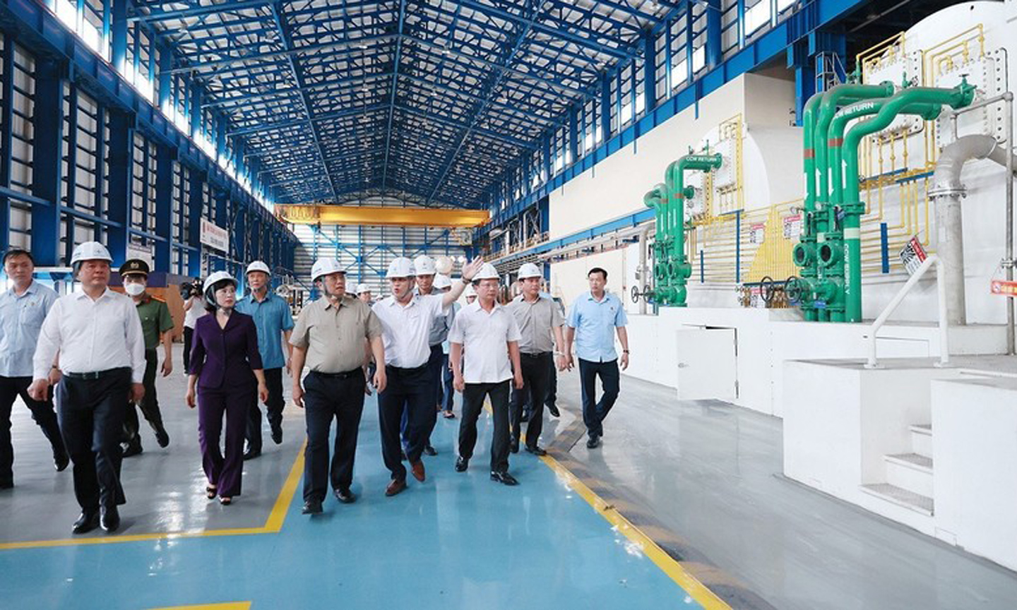 PM Pham Minh Chinh visits Mong Duong Thermal Power Company (Photo: Duong Giang).