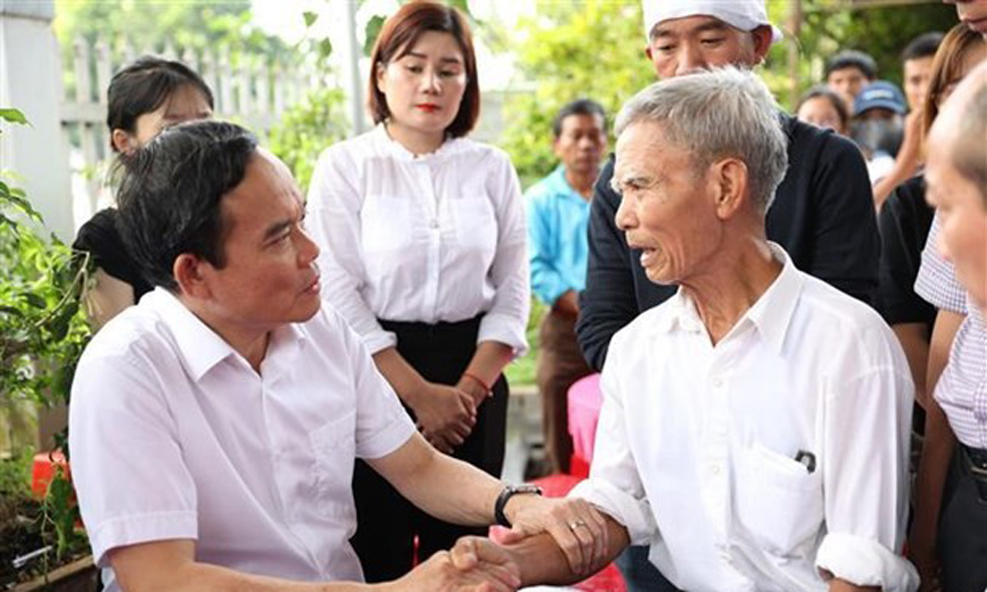 Deputy Prime Minister Tran Luu Quang visits families of victims (Photo: VNA).