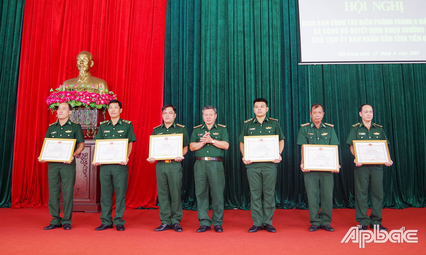 Đại tá Bùi Văn Vũ, Chính ủy BĐBP tỉnh Tiền Giang trao Bằng khen của Chủ tịch UBND tỉnh Tiền Giang cho các cá nhân được khen thưởng