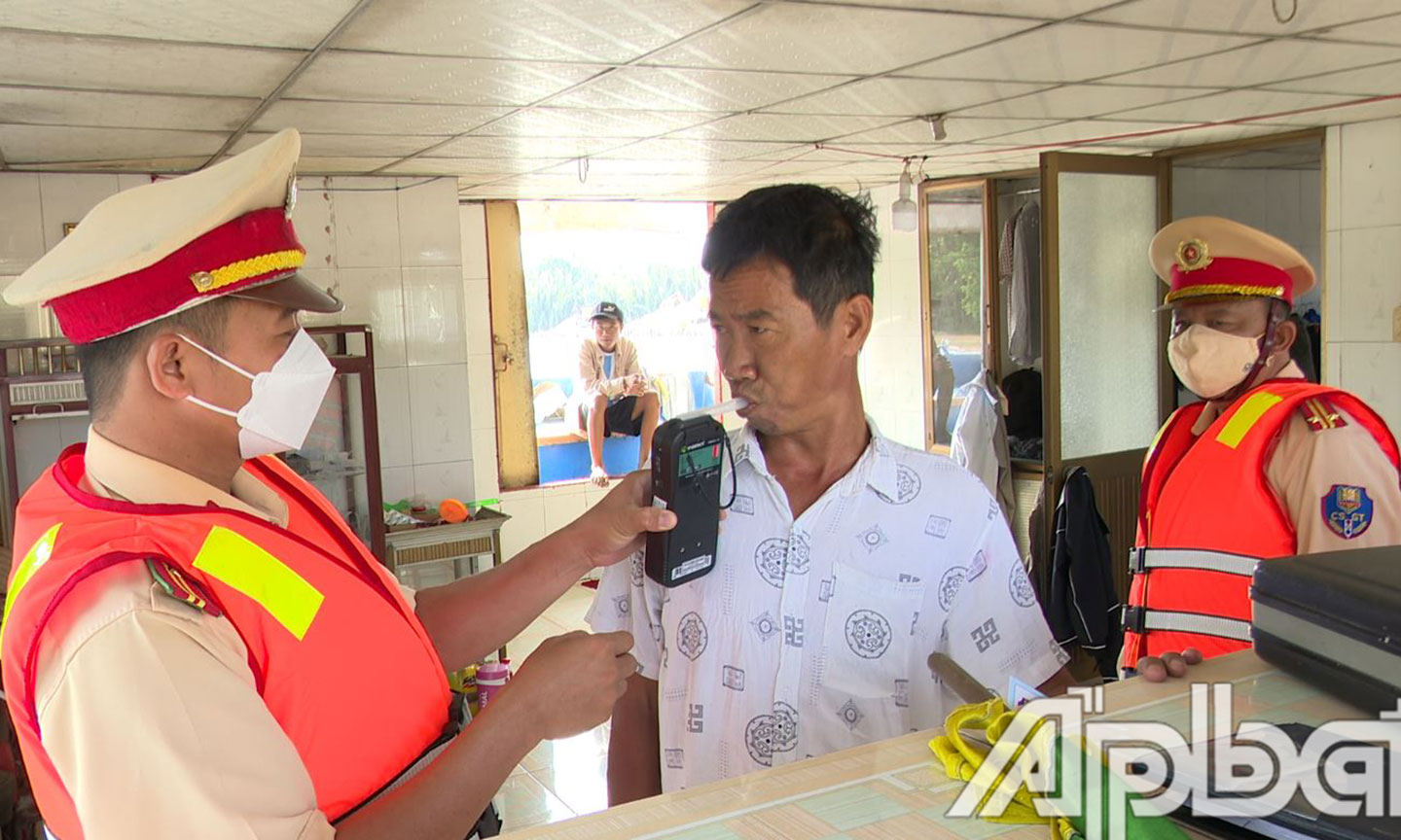 Kiểm tra nồng độ cồn phương tiện thuỷ.