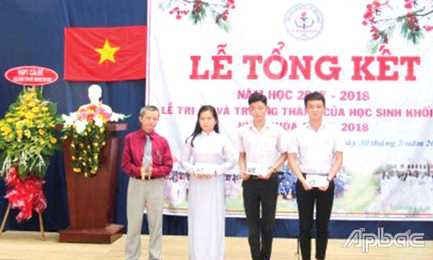 Thầy Huỳnh Anh Tuấn trao học bổng cho học sinh Trường THPT Lê Thanh Hiền.