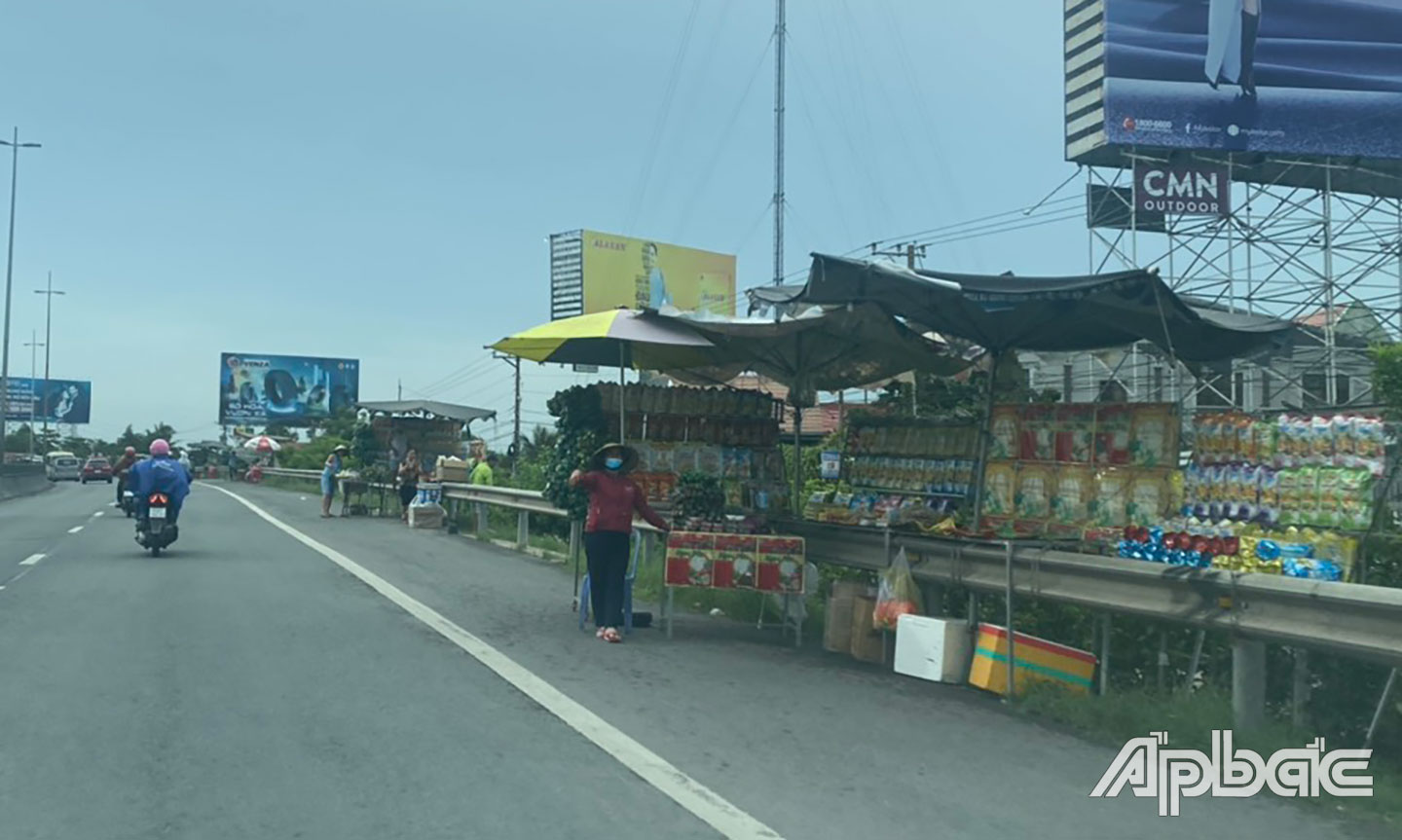 Các hộ kinh doanh ra đường mời khách.