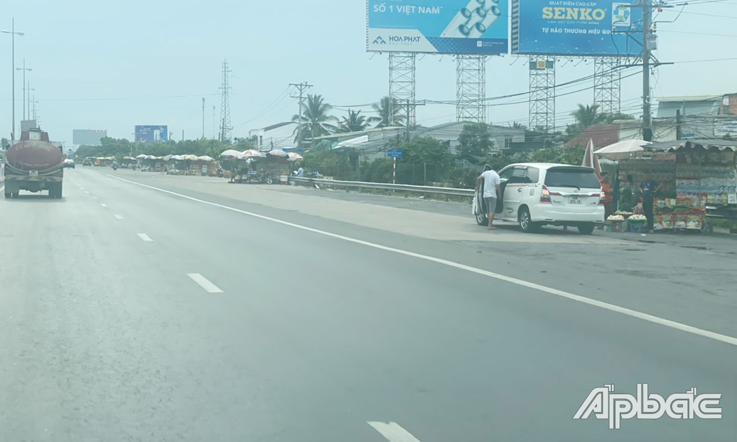 Hàng quán, sạp buôn bán lấn chiếm lòng lề đường.