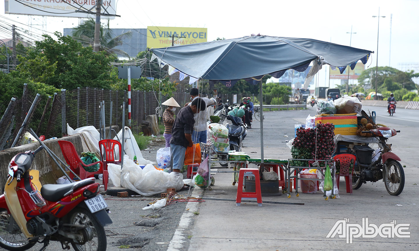 Lực lượng chức năng yêu cầu tháo dỡ các quầy sạp buôn bán vi phạm, không đảm bảo trật tự, ATGT.