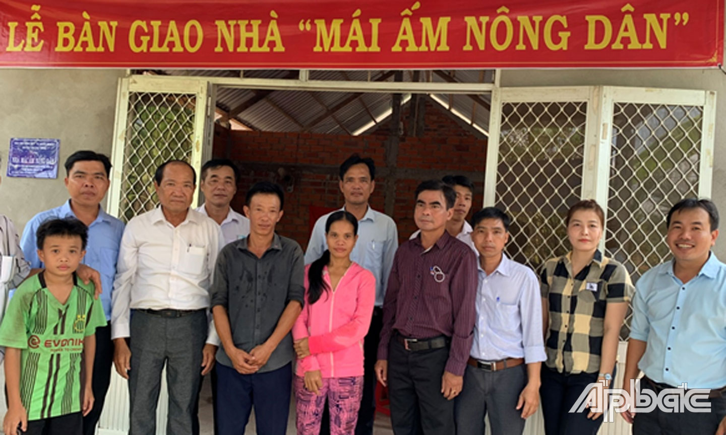 Quang cảnh bàn giao nhà 