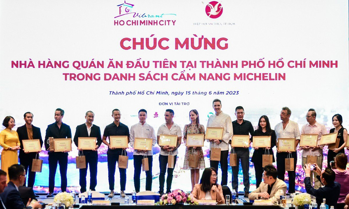 Đại diện ban tổ chức chúc mừng các nhà hàng, quán ăn xuất hiện trong danh sách Cẩm nang Michelin. 