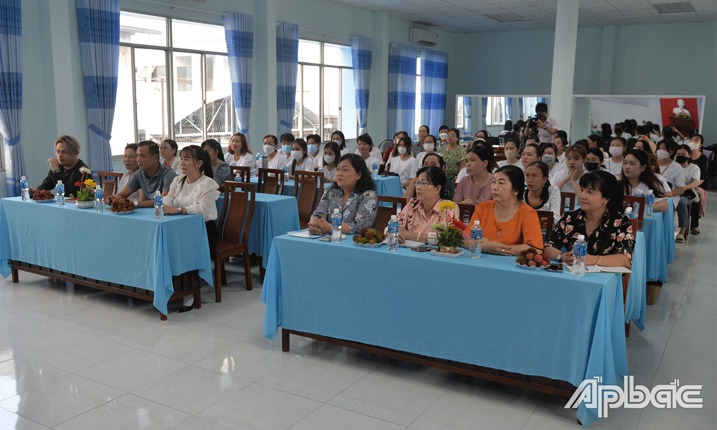 Đại biểu và học viên tham dự khai giảng.