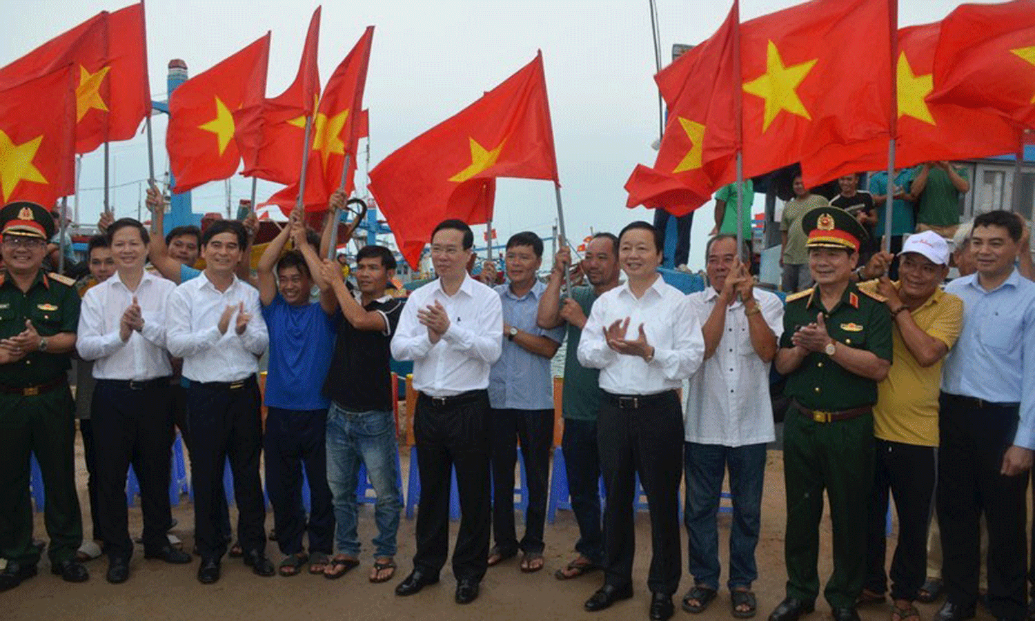 ABO/NDO- President Vo Van Thuong on June 17 attended a flag-saluting ceremony at a sovereignty flag pole on Phu Quy island, an island district of the south central province of Binh Thuan.