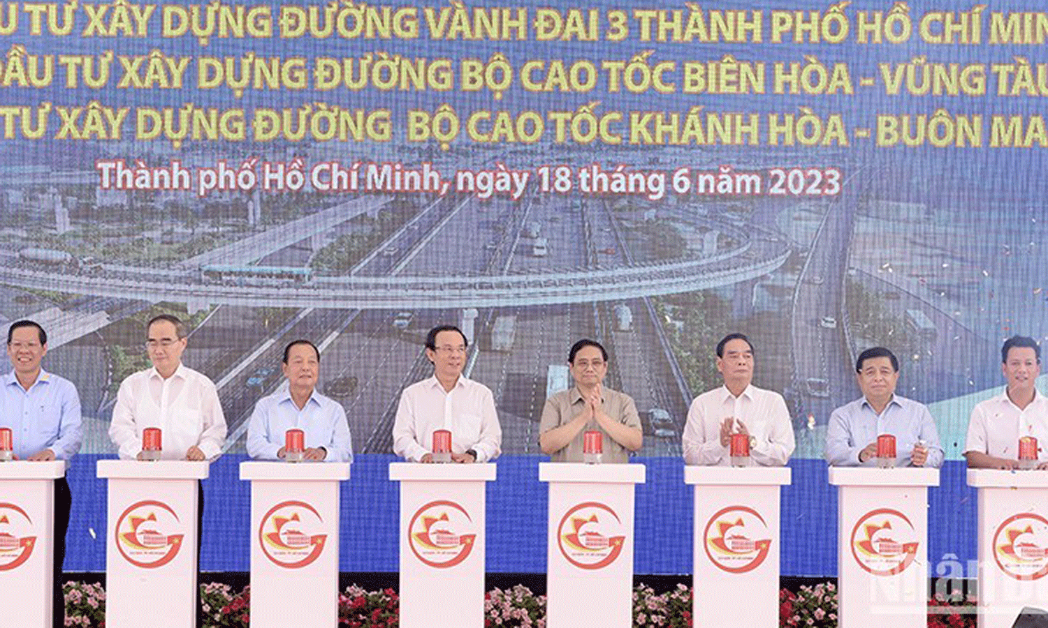 PM Pham Minh Chinh kicks off construction of important national transport projects. (Photo: NDO).