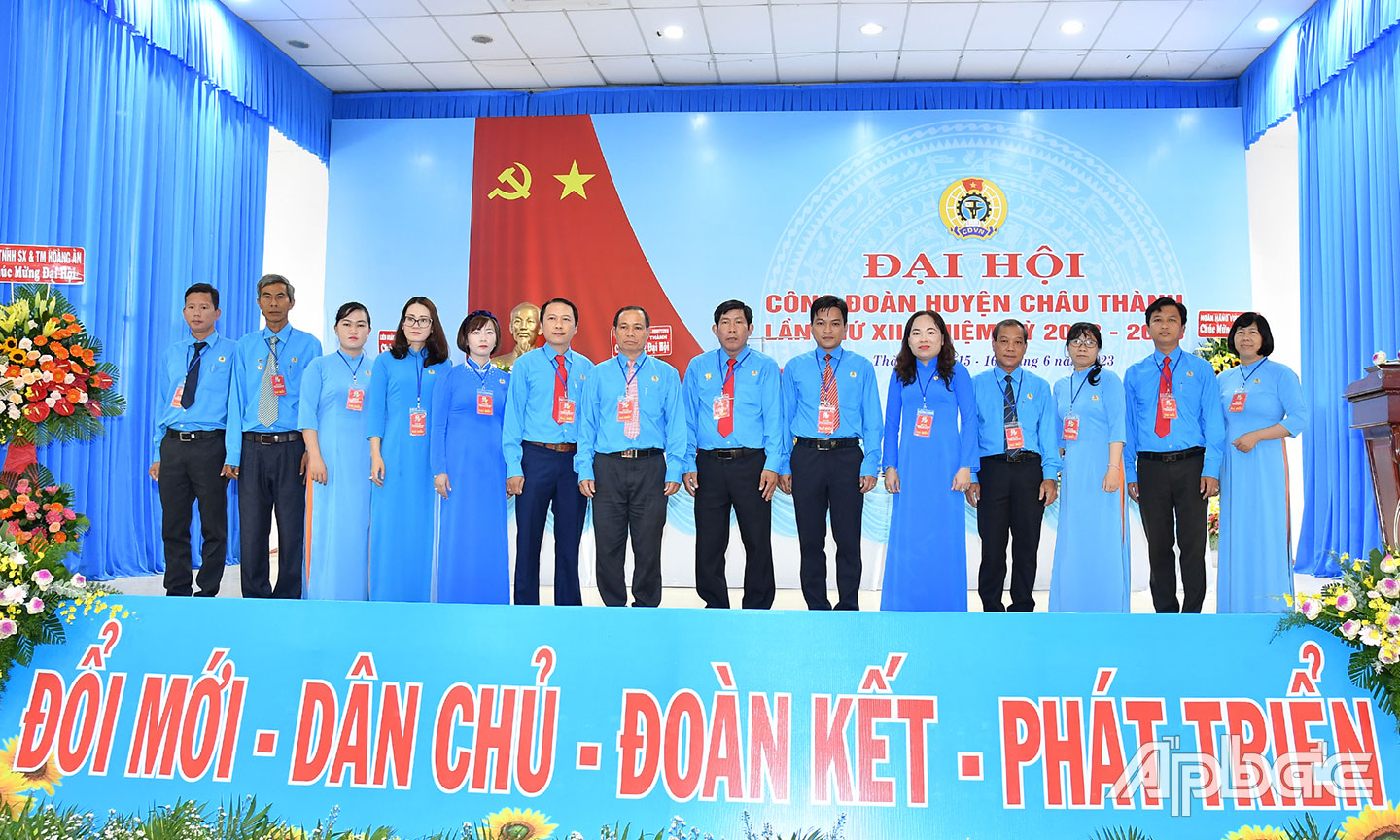  Ban Chấp hành LĐLĐ huyện Châu Thành khóa XII, nhiệm kỳ 2023 - 2028 ra mắt Đại hội.