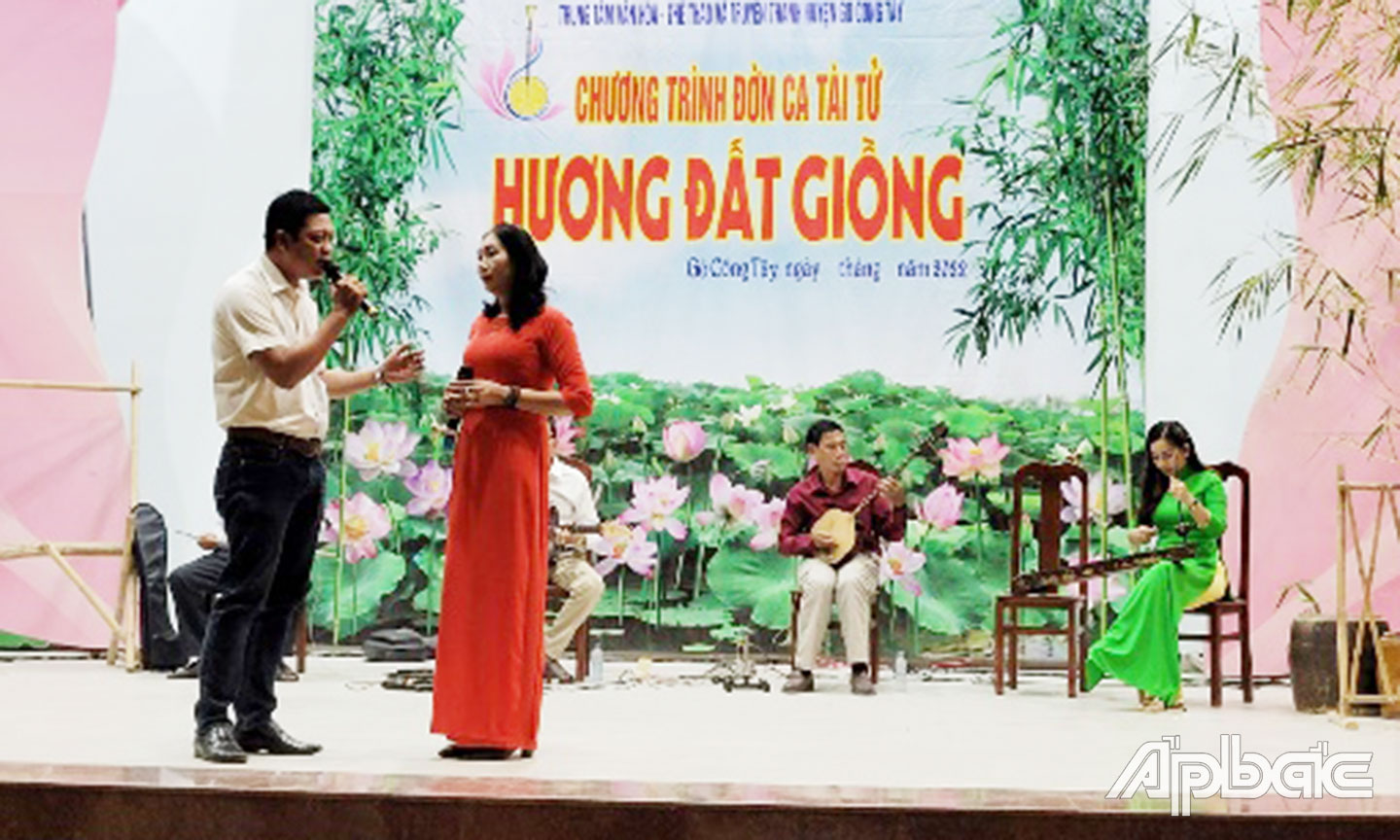 Chương trình ĐCTT “Hương đất Giồng” do Trung tâm Văn hóa, Thể thao và Truyền thanh huyện Gò Công Tây tổ chức.