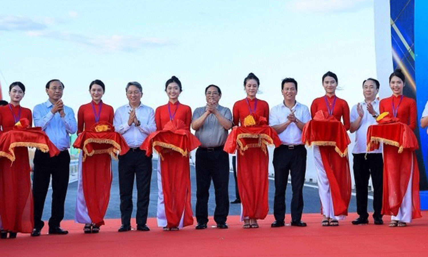 Prime Minister Pham Minh Chinh and other delegates cut the ribbon to inaugurate the expressways.