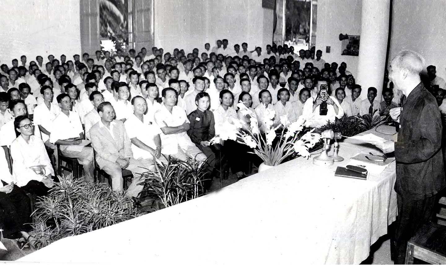 Chủ tịch Hồ Chí Minh với các nhà báo tại Đại hội III, Hội Nhà báo Việt Nam, năm 1962. (Nguồn: Bảo tàng Báo chí Việt Nam)