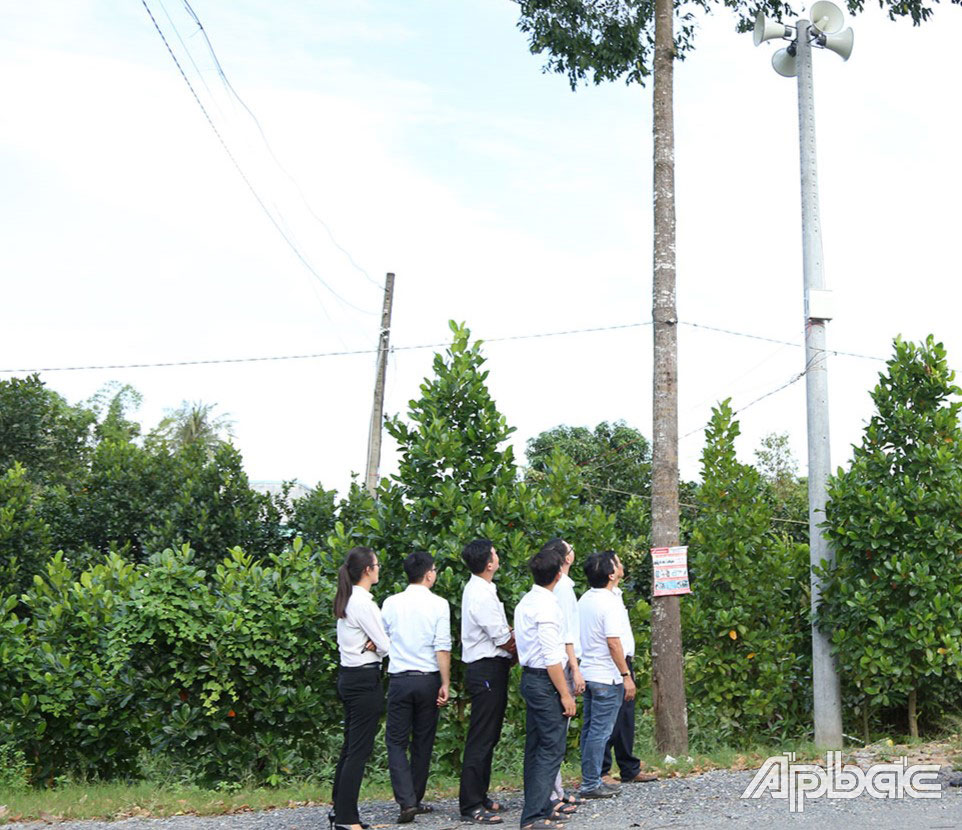 Khảo sát cụm loa thông minh ở xã Long Khánh, TX. Cai Lậy.                        Ảnh: TUẤN LÂM