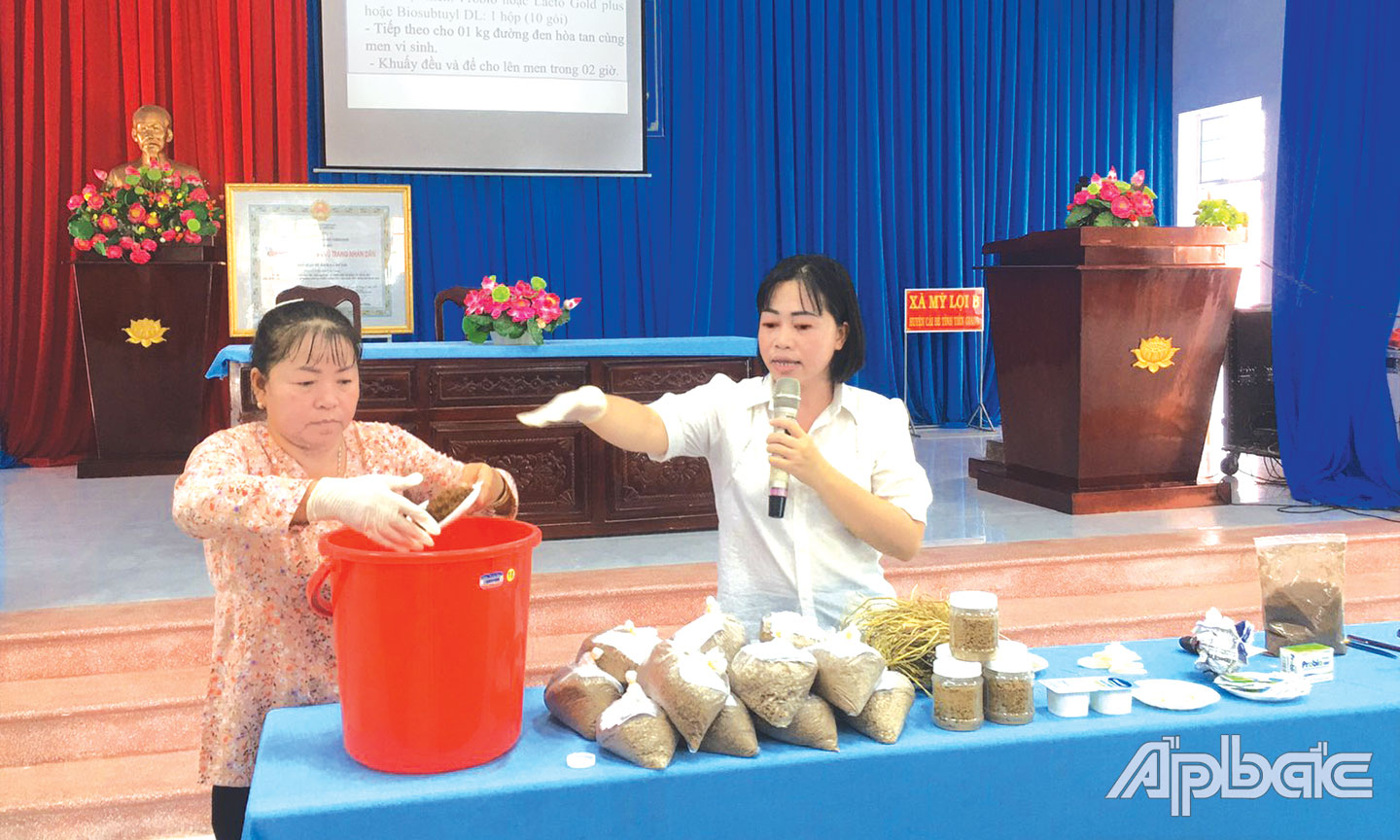 Chuyên viên Ban Kinh tế - Gia đình, Hội LHPN tỉnh hướng dẫn cho chị em  phụ nữ các bước trong quy trình ủ phân hữu cơ bằng thùng compost.