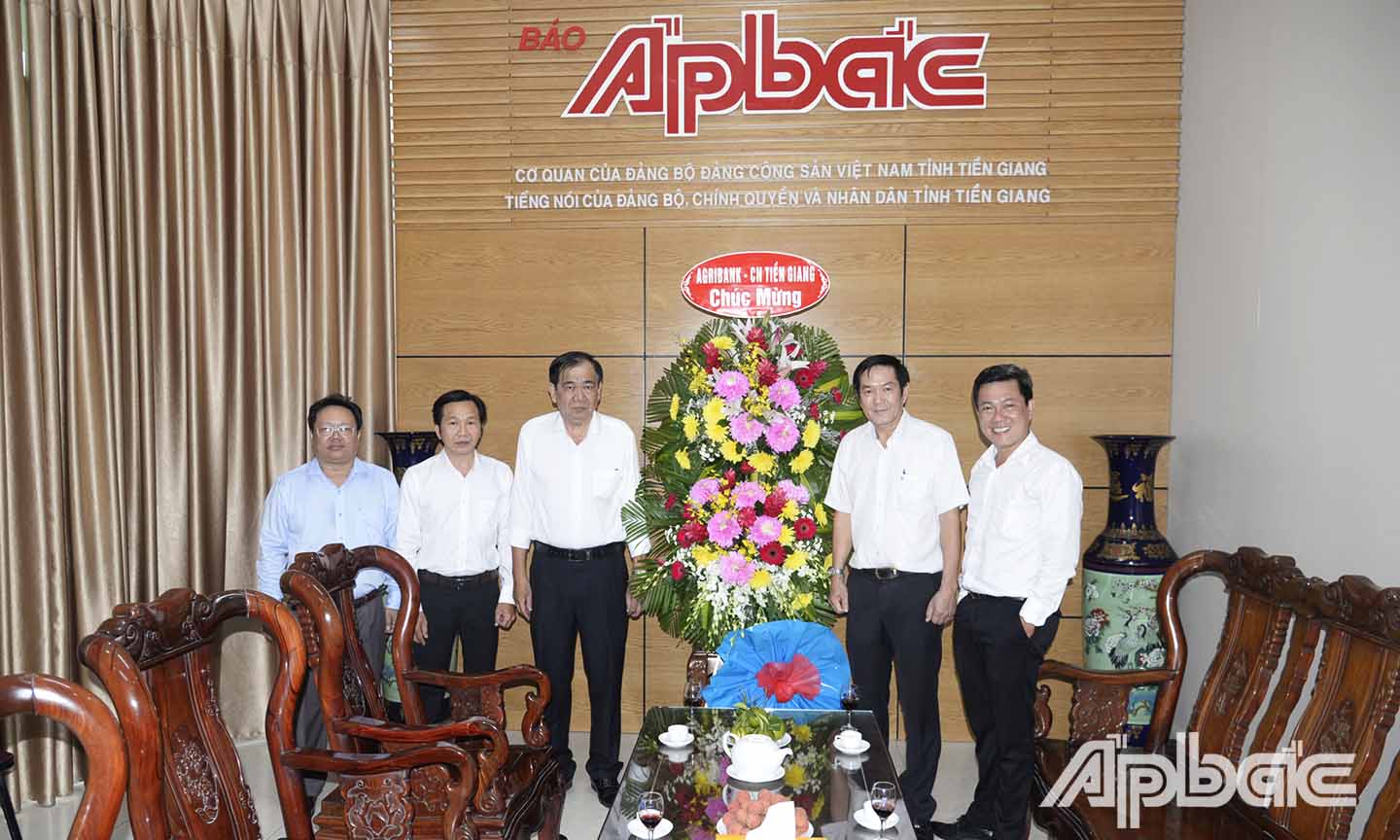 Ngân hàng Agribank Tiền Giang chúc mừng Báo Ấp Bắc.