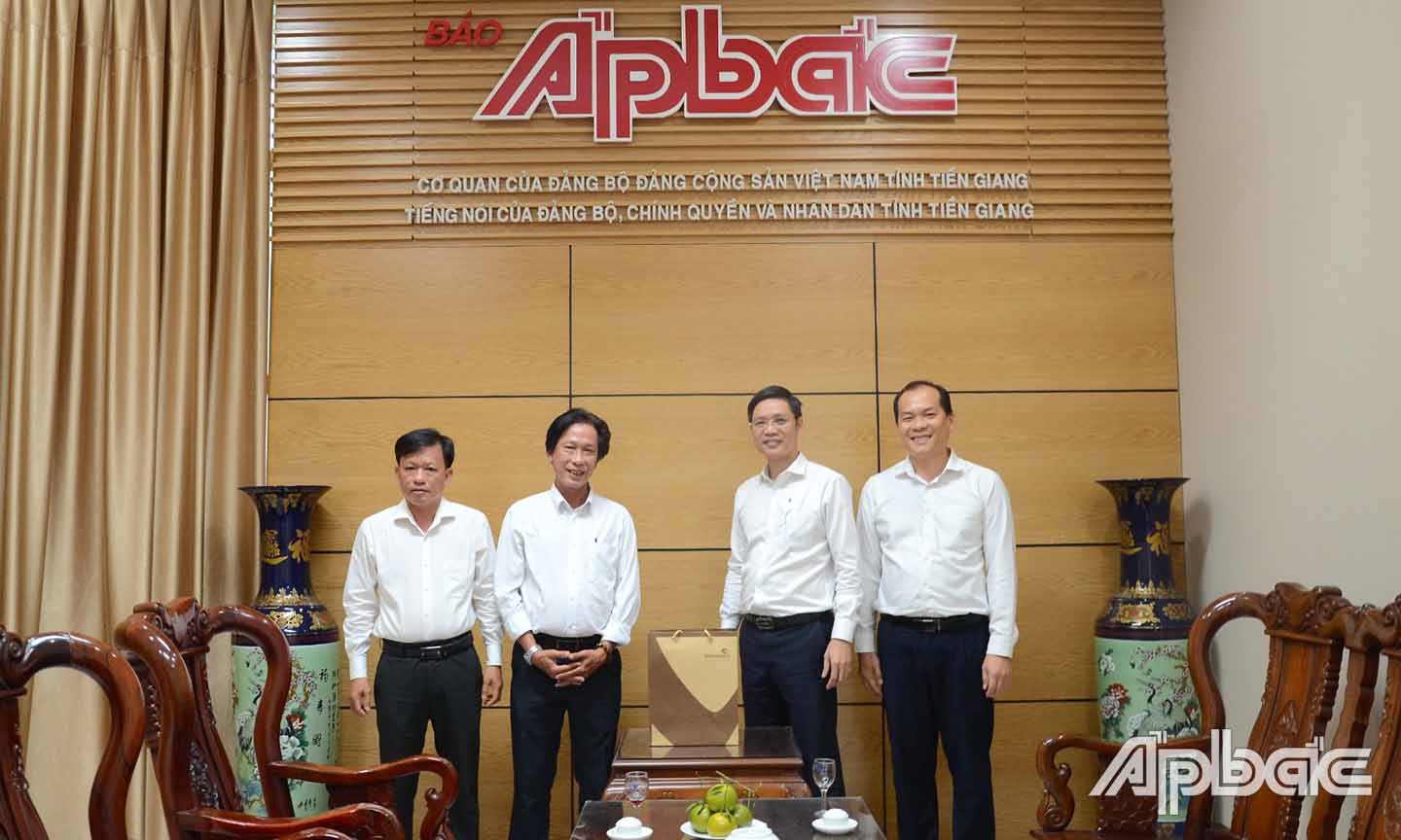 Ngân hàng Vietcombank Tiền Giang chúc mừng Báo Ấp Bắc.