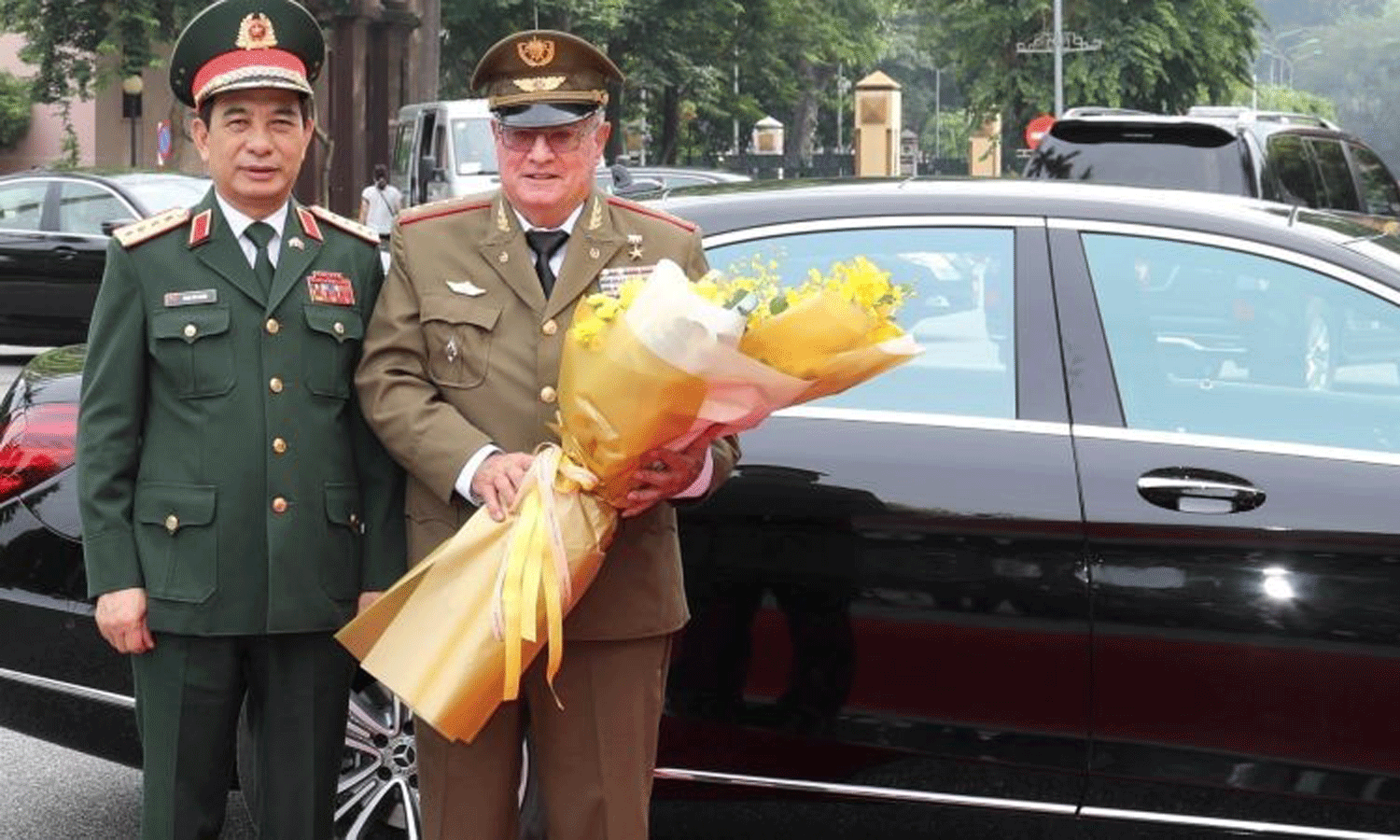 Minister of National Defence General Phan Van Giang and Minister of the Revolutionary Armed Forces of Cuba Corps General Álvaro López Miera.