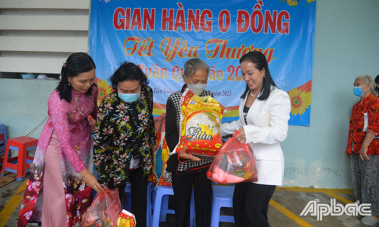 Chủ tịch Hội LHPN tỉnh Tiền Giang Nguyễn Thị Kim Phượng tặng quà cho phụ nữ khó khăn.