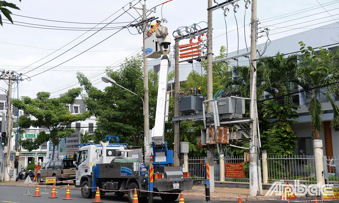 Công ty Điện lực Tiền Giang luôn đảm bảo nhân lực, vật lực sẵn sàng trong mọi tình huống, đảm bảo cấp điện liên tục, an toàn, ổn định trong thời điểm mùa nắng nóng. 