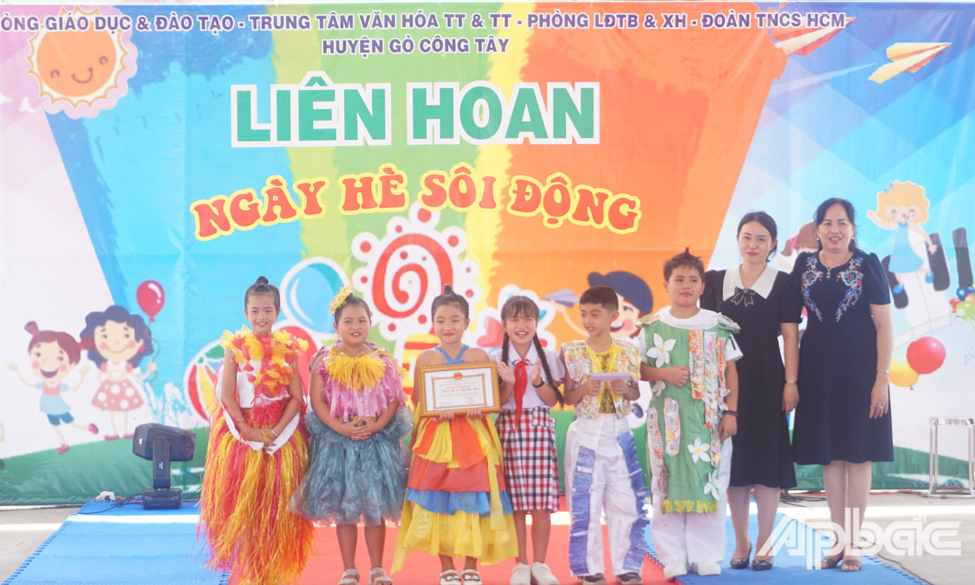 Ban Tổ chức trao giải Nhất cho đơn vị đạt thành tích cao trong phần thi trò chơi vận động, biểu diễn thời trang học sinh hưởng ứng bảo vệ môi trường.