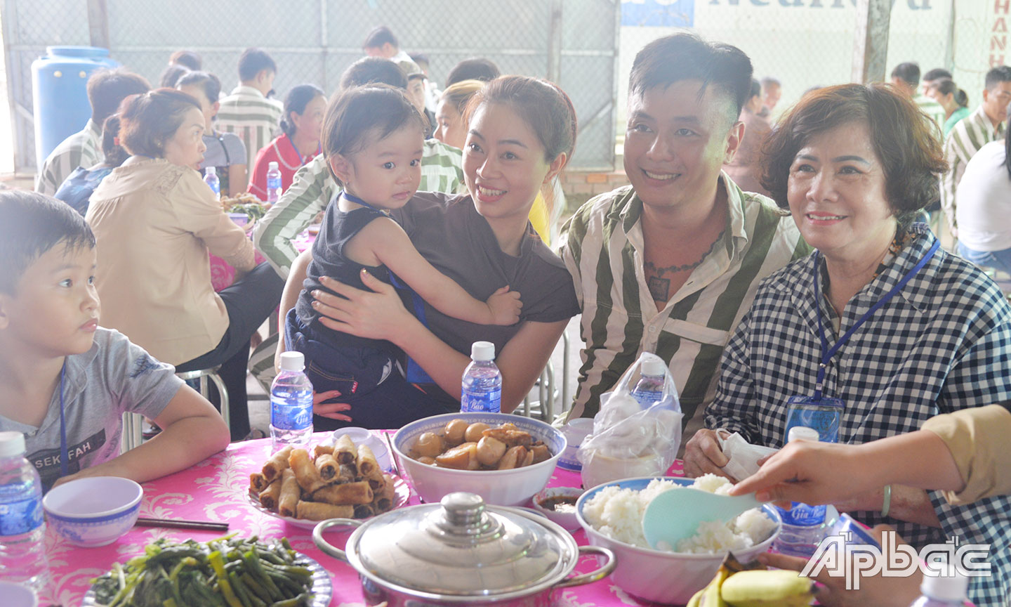 Phạm nhân được ăn bữa cơm ấm áp với người thân.
