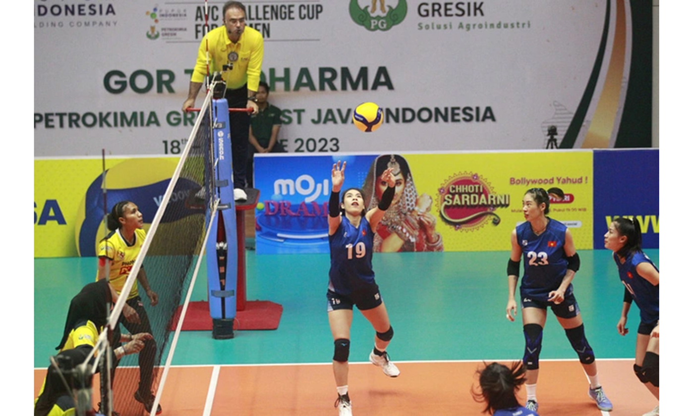 Một pha bóng giữa cầu thủ hai đội nữ Việt Nam (áo xanh) và Indonesia ở trận chung kết.