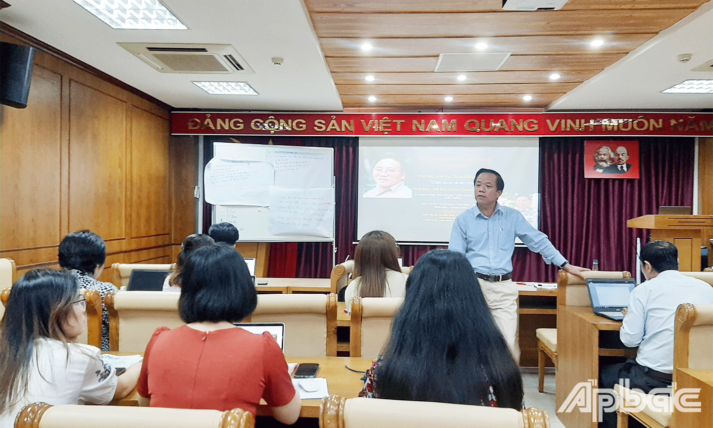 giảng viên - Đại tá, Nhà báo Phan Tùng Sơn, Phó trưởng Cơ quan Đại diện Báo Quân đội Nhân dân tại Tp. Hồ Chí Minh truyền đạt 