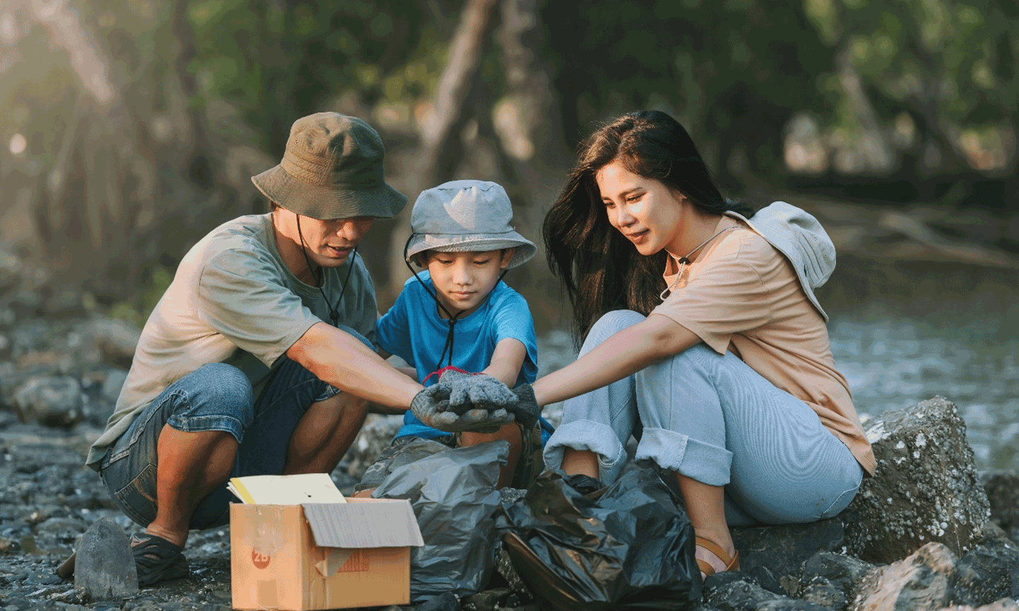 Tạo cơ hội để con “cho đi” thời gian, sức lực và tâm huyết cũng là một cách quyên góp.