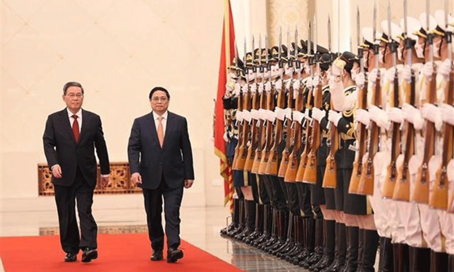 Chinese Premier Li Qiang and Vietnamese Prime Minister Pham Minh Chinh review guard of honour (Photo: VNA).