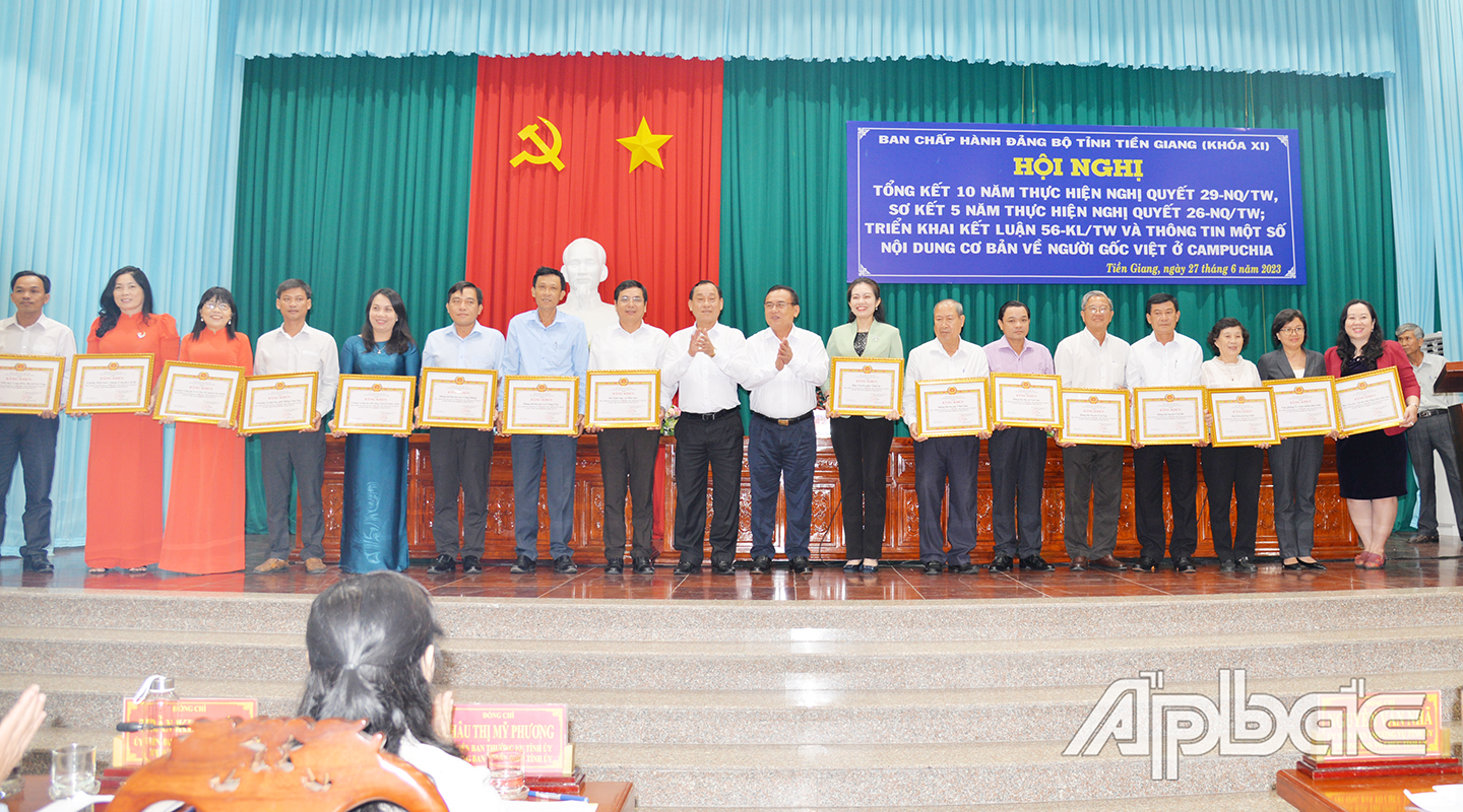 Đồng chí Võ Văn Bình, Phó Bí thư Thường trực Tỉnh ủy, Chủ tịch HĐND tỉnh và đồng chí Nguyễn Văn Vĩnh, Phó Bí thư Tỉnh ủy, Chủ tịch UBND tỉnh trao Bằng khen của Ban Thường vụ Tỉnh ủy cho các tập thể có thành tích xuất sắc trong thực hiện Nghị quyết 29.