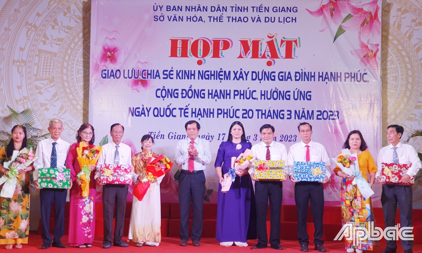Giám đốc Sở Văn hóa, Thể thao và Du lịch Nguyễn Đức Đảm tặng hoa và quà cho các gia đình văn hóa tại buổi họp mặt  giao lưu, chia sẻ kinh nghiệm xây dựng gia đình hạnh phúc, cộng đồng hạnh phúc.                                                             Ảnh: PHI CÔNG