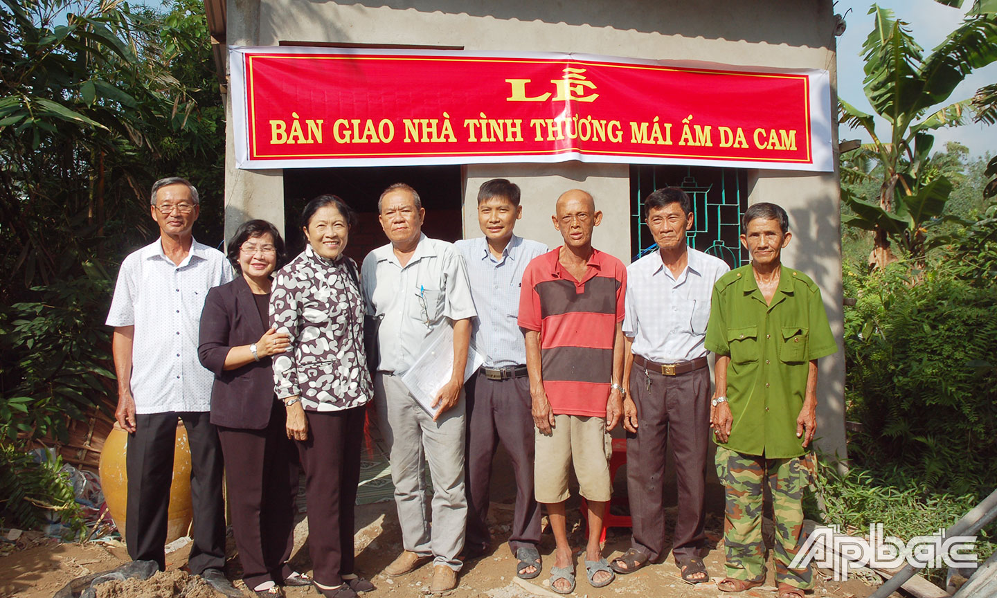 Lãnh đạo Hội NNCĐDC huyện Cái Bè bàn giao nhà “Mái ấm da cam” cho NNCĐDC  ở xã Thiện Trung.