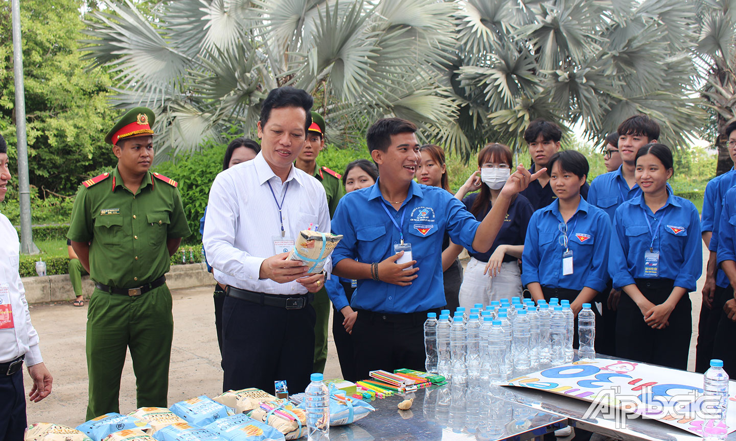 Lãnh đạo tỉnh và ngành giáo dục động viên lực lượng đoàn viên thanh niên tại điểm thi Trường THPT Chuyên Tiền Giang. 