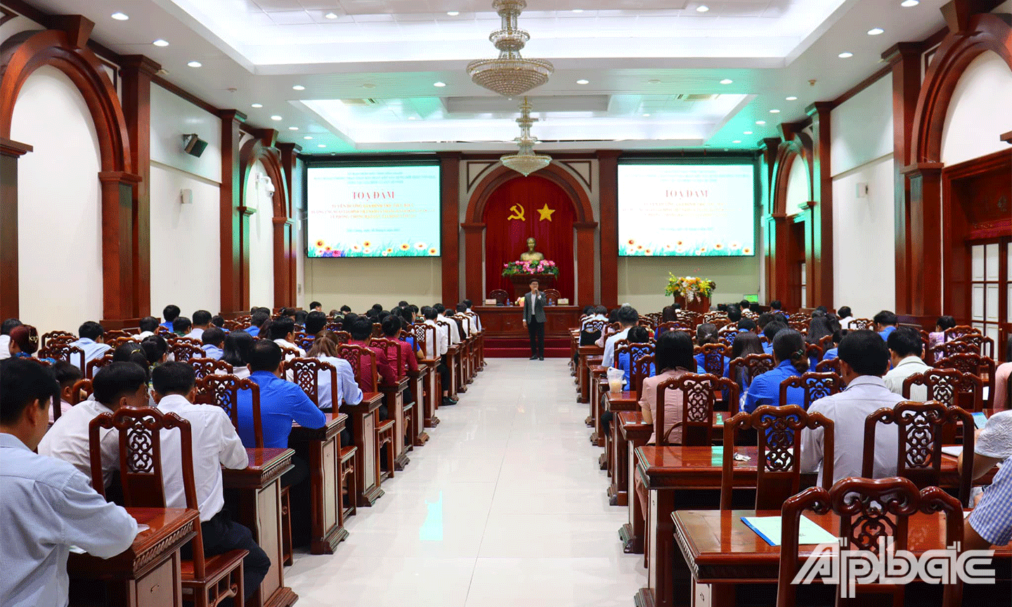 Quang cảnh buổi Tọa đàm “Hạnh phúc và gia đình trẻ” và Tuyên dương gia đình trẻ tiêu biểu trên địa bàn tỉnh