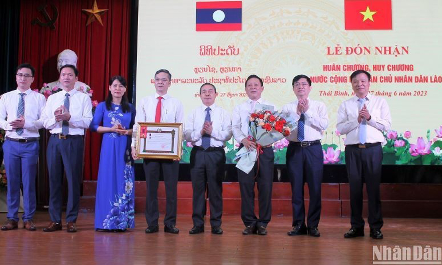 On behalf of the Lao President, the Lao Embassy in Vietnam awarded the Labour Order, first class, to Thai Binh University of Medicine and Pharmacy. (Photo: NDO).