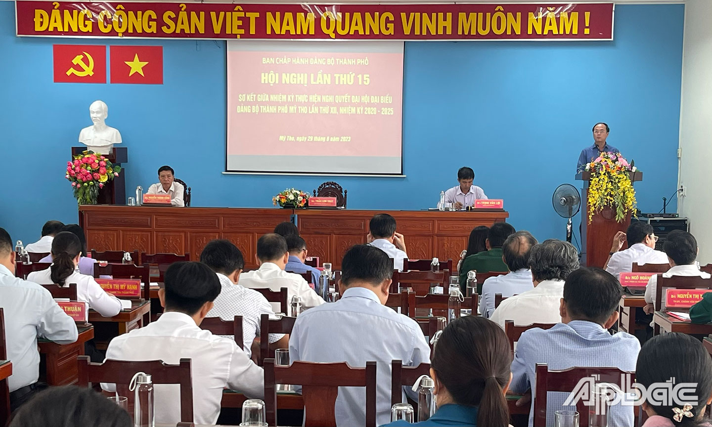 Đồng chí Trần Kim Trát- Uỷ viên Ban Thường vụ Tỉnh uỷ, Bí thư Thành uỷ Mỹ Tho kết luận hội nghị