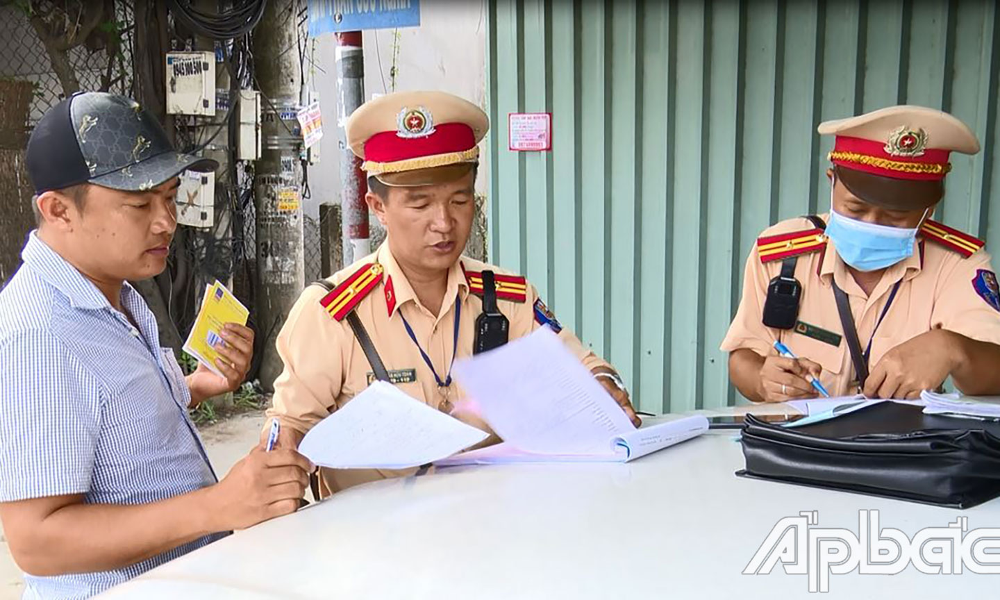 Tổ công tác xử lý người vi phạm.